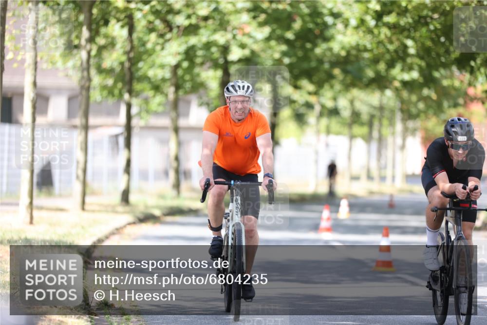 11.08.2024 - GEWOBA Citytriathlon Bremen H.Heesch http://msf.ph/oto/6804235 11.08.2024 12:17:39 Radfahren 756, 819, 874, 930, 990, 1002 meine-sportfotos.de
