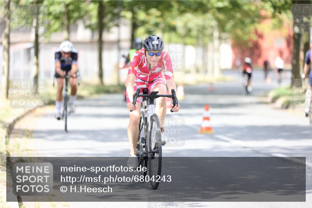 11.08.2024 - GEWOBA Citytriathlon Bremen H.Heesch http://msf.ph/oto/6804243 11.08.2024 12:08:26 Radfahren 803, 881, 963, 966, 979, 981, 1021 meine-sportfotos.de