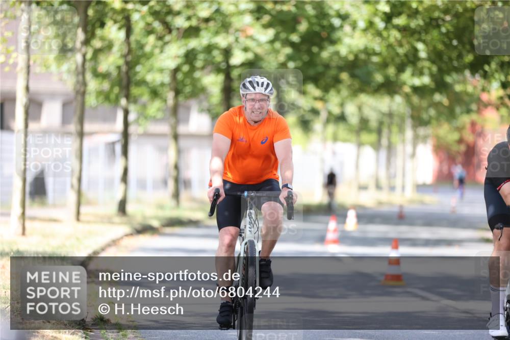 11.08.2024 - GEWOBA Citytriathlon Bremen H.Heesch http://msf.ph/oto/6804244 11.08.2024 12:17:39 Radfahren 756, 819, 874, 930, 990, 1002 meine-sportfotos.de
