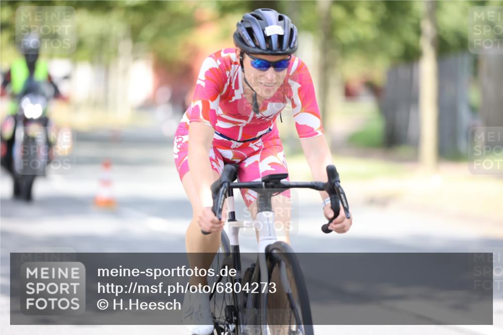 11.08.2024 - GEWOBA Citytriathlon Bremen H.Heesch http://msf.ph/oto/6804273 11.08.2024 12:08:26 Radfahren 803, 881, 963, 966, 979, 981, 1021 meine-sportfotos.de