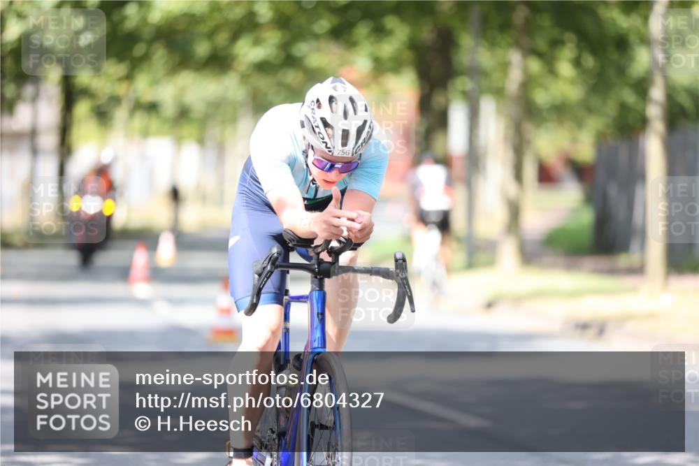 11.08.2024 - GEWOBA Citytriathlon Bremen H.Heesch http://msf.ph/oto/6804327 11.08.2024 12:17:52 Radfahren 756, 819, 827, 871, 1002 meine-sportfotos.de