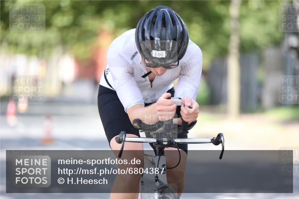 11.08.2024 - GEWOBA Citytriathlon Bremen H.Heesch http://msf.ph/oto/6804387 11.08.2024 12:17:57 Radfahren 756, 827, 868, 871, 914, 933, 1002 meine-sportfotos.de