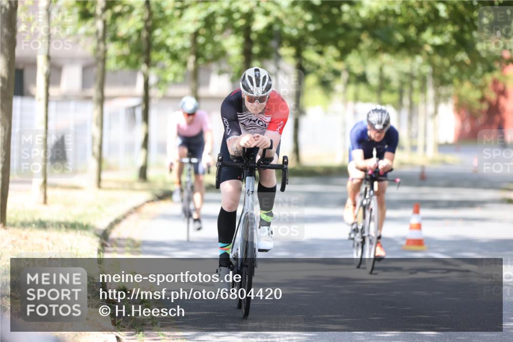 11.08.2024 - GEWOBA Citytriathlon Bremen H.Heesch http://msf.ph/oto/6804420 11.08.2024 12:18:04 Radfahren 827, 868, 871, 914, 933 meine-sportfotos.de