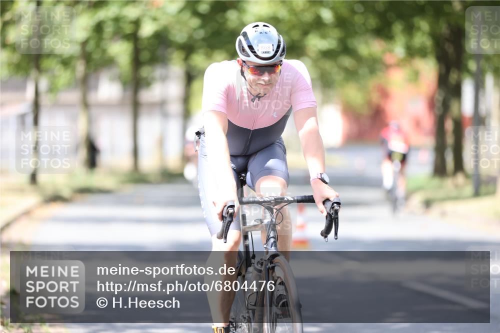 11.08.2024 - GEWOBA Citytriathlon Bremen H.Heesch http://msf.ph/oto/6804476 11.08.2024 12:18:05 Radfahren 827, 868, 871, 914, 933 meine-sportfotos.de