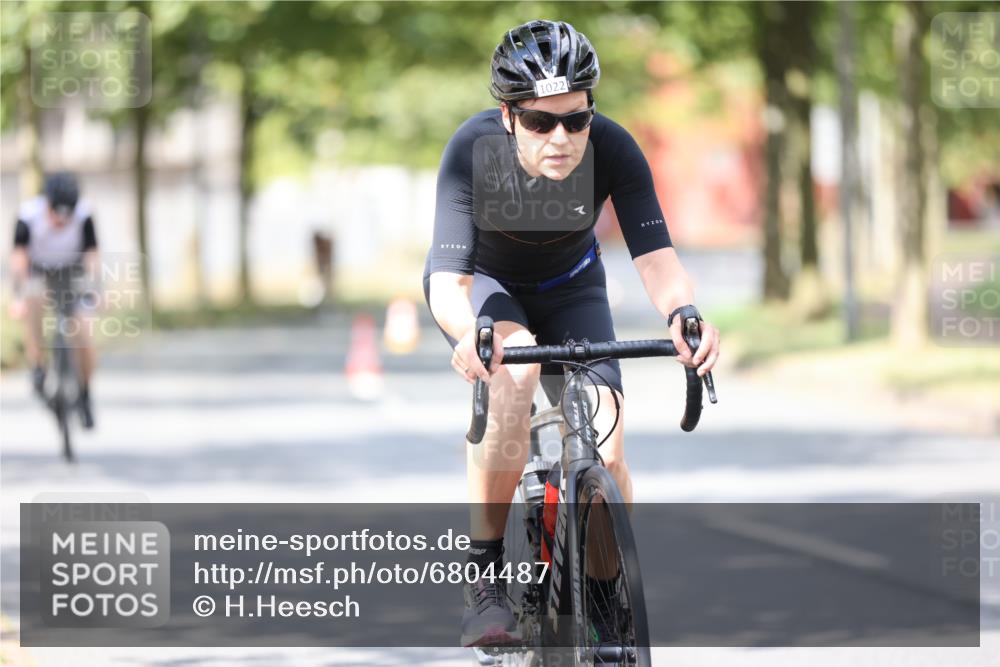 11.08.2024 - GEWOBA Citytriathlon Bremen H.Heesch http://msf.ph/oto/6804487 11.08.2024 12:08:49 Radfahren 741, 742, 796, 892, 917, 966, 981, 1022 meine-sportfotos.de