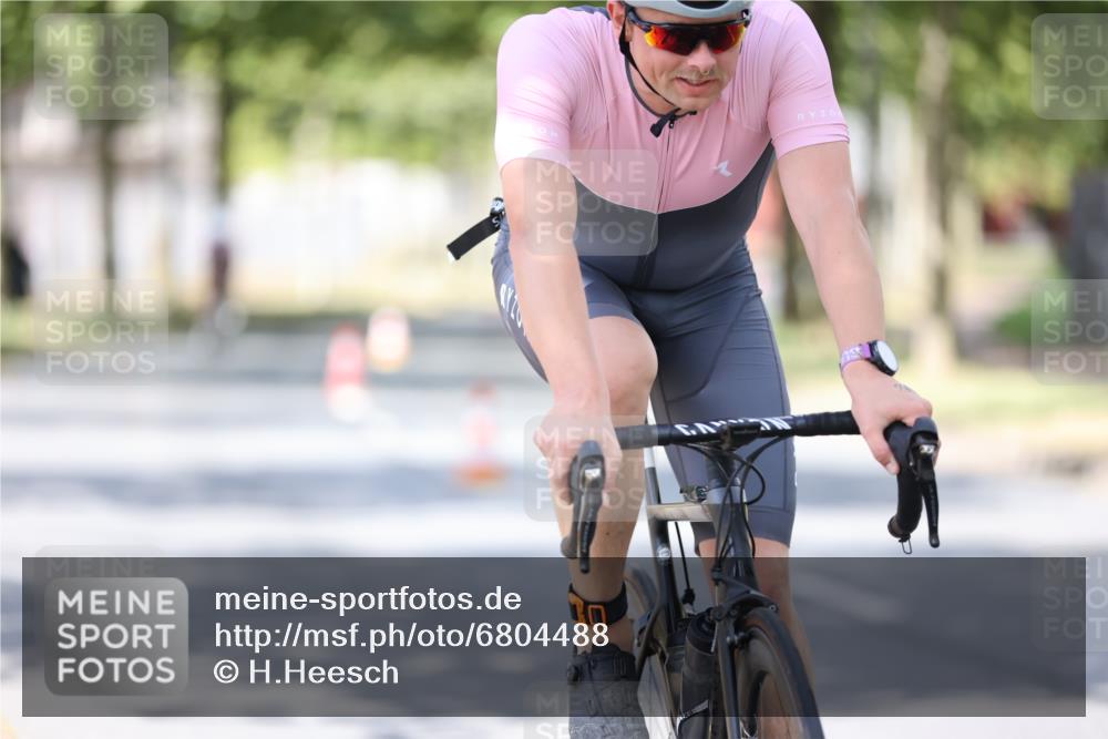 11.08.2024 - GEWOBA Citytriathlon Bremen H.Heesch http://msf.ph/oto/6804488 11.08.2024 12:18:06 Radfahren 827, 868, 871, 914, 933 meine-sportfotos.de