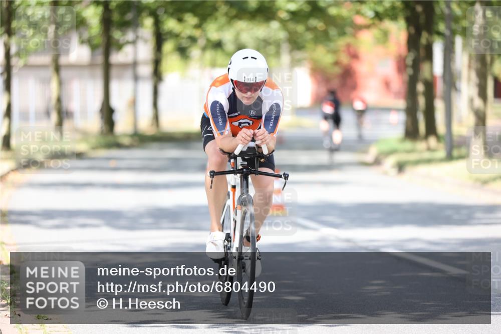 11.08.2024 - GEWOBA Citytriathlon Bremen H.Heesch http://msf.ph/oto/6804490 11.08.2024 12:18:10 Radfahren 827, 868, 871, 914, 933 meine-sportfotos.de