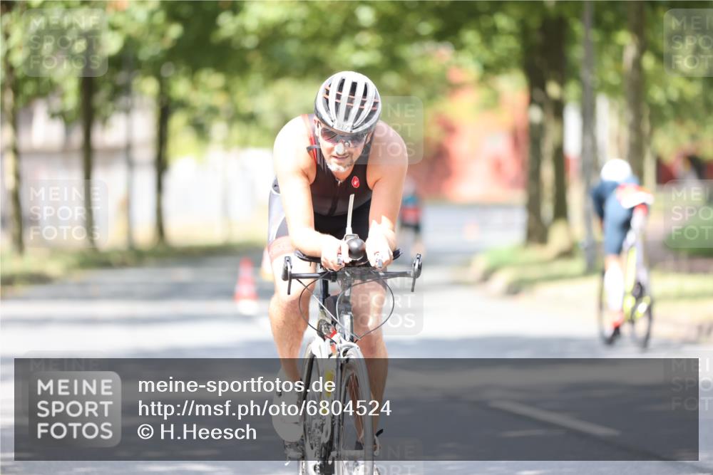 11.08.2024 - GEWOBA Citytriathlon Bremen H.Heesch http://msf.ph/oto/6804524 11.08.2024 12:08:55 Radfahren 742, 796, 844, 892, 917, 1022 meine-sportfotos.de