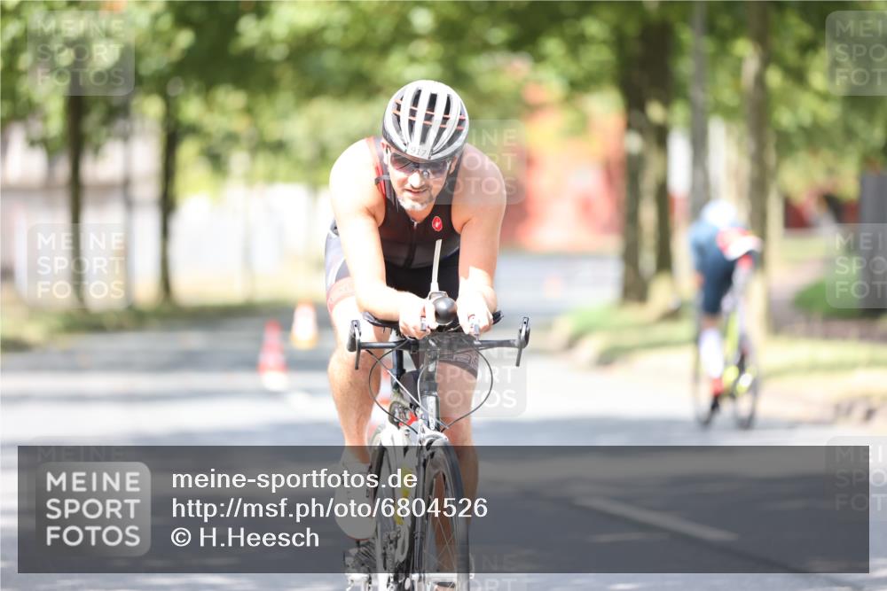 11.08.2024 - GEWOBA Citytriathlon Bremen H.Heesch http://msf.ph/oto/6804526 11.08.2024 12:08:56 Radfahren 742, 796, 844, 889, 892, 917, 1022 meine-sportfotos.de