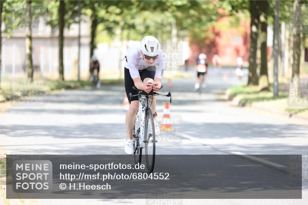 11.08.2024 - GEWOBA Citytriathlon Bremen H.Heesch http://msf.ph/oto/6804552 11.08.2024 12:09:03 Radfahren 844, 866, 889, 892, 917 meine-sportfotos.de