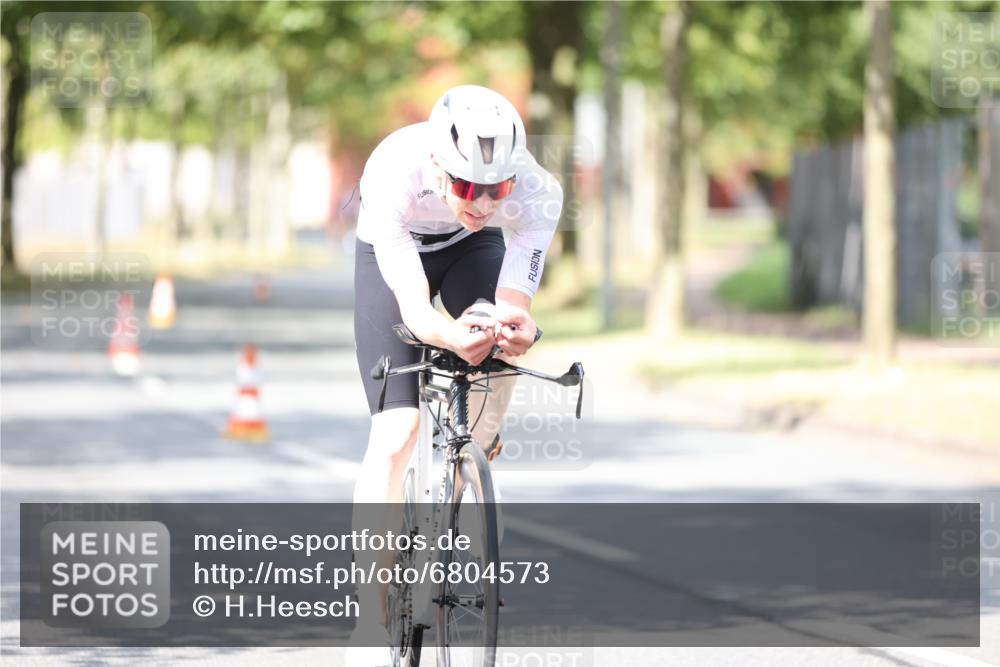 11.08.2024 - GEWOBA Citytriathlon Bremen H.Heesch http://msf.ph/oto/6804573 11.08.2024 12:09:03 Radfahren 844, 866, 889, 892, 917 meine-sportfotos.de