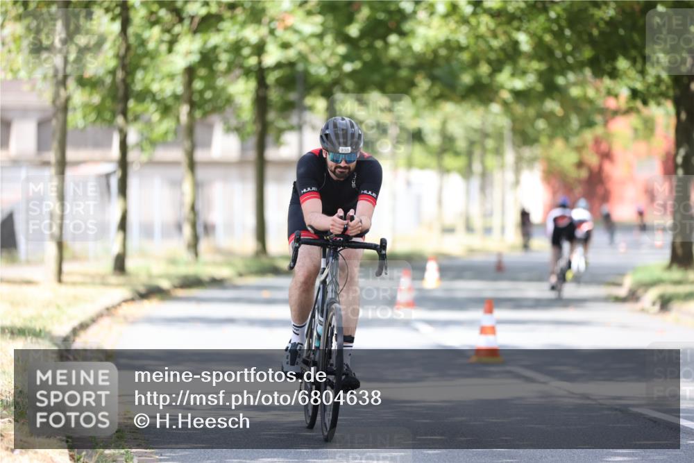 11.08.2024 - GEWOBA Citytriathlon Bremen H.Heesch http://msf.ph/oto/6804638 11.08.2024 12:18:51 Radfahren 746, 852 meine-sportfotos.de