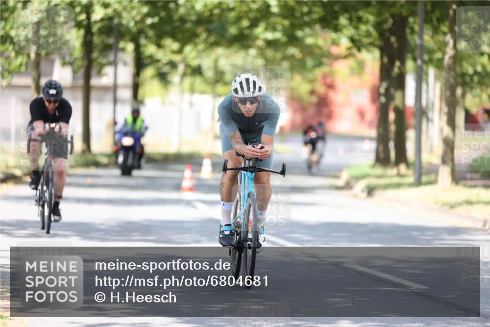 11.08.2024 - GEWOBA Citytriathlon Bremen H.Heesch http://msf.ph/oto/6804681 11.08.2024 12:19:02 Radfahren 852, 862, 1008 meine-sportfotos.de