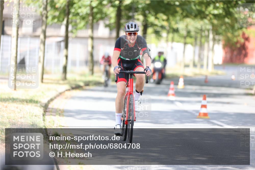 11.08.2024 - GEWOBA Citytriathlon Bremen H.Heesch http://msf.ph/oto/6804708 11.08.2024 12:09:19 Radfahren 787, 793, 863, 866, 889, 932 meine-sportfotos.de