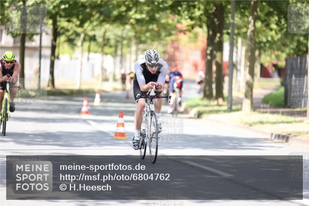 11.08.2024 - GEWOBA Citytriathlon Bremen H.Heesch http://msf.ph/oto/6804762 11.08.2024 12:19:14 Radfahren 862, 873, 900, 954, 973, 1008 meine-sportfotos.de