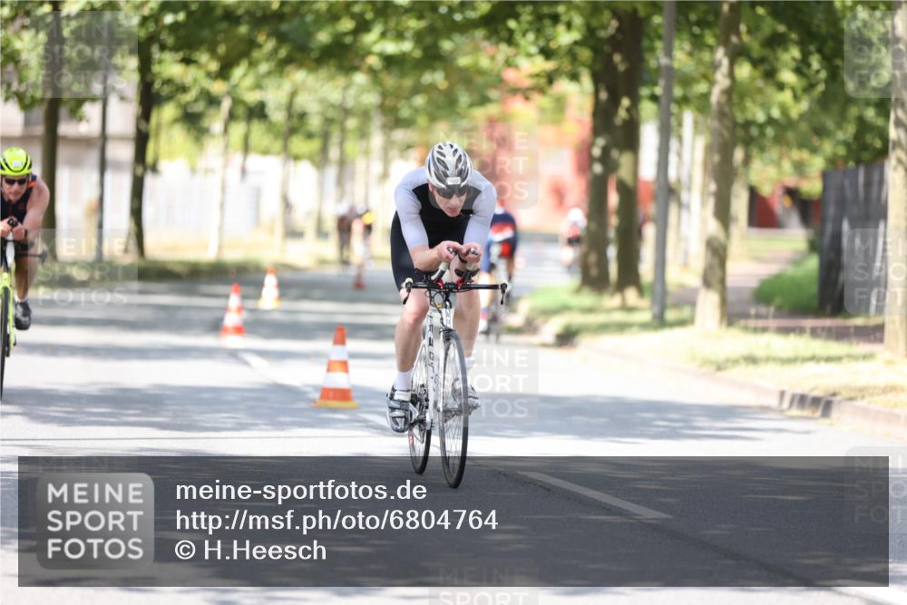 11.08.2024 - GEWOBA Citytriathlon Bremen H.Heesch http://msf.ph/oto/6804764 11.08.2024 12:19:15 Radfahren 862, 873, 900, 954, 973, 1008 meine-sportfotos.de