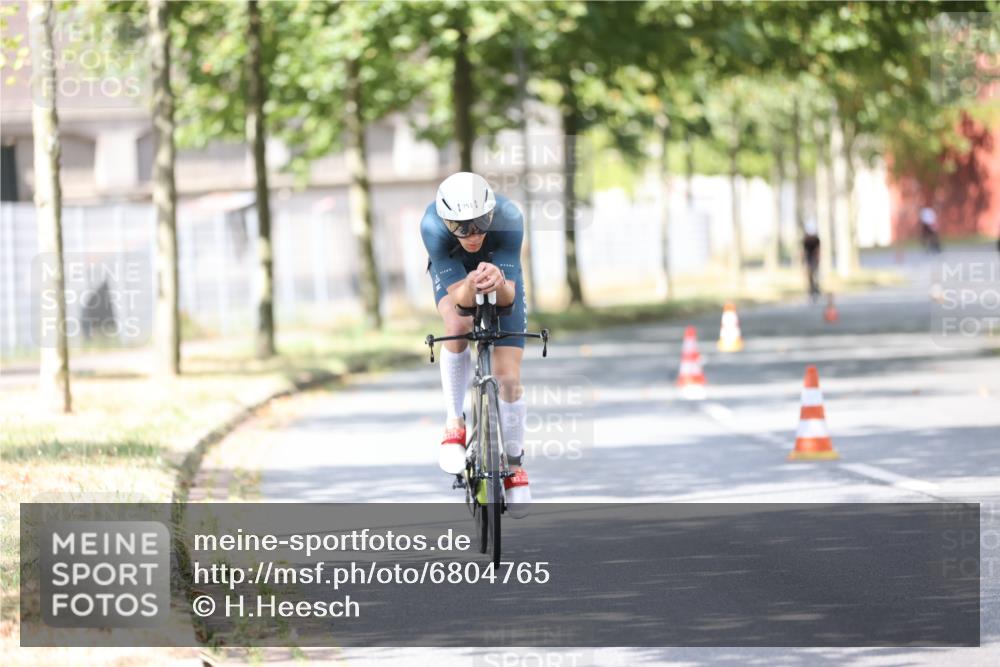 11.08.2024 - GEWOBA Citytriathlon Bremen H.Heesch http://msf.ph/oto/6804765 11.08.2024 12:09:40 Radfahren 751, 988, 1027 meine-sportfotos.de
