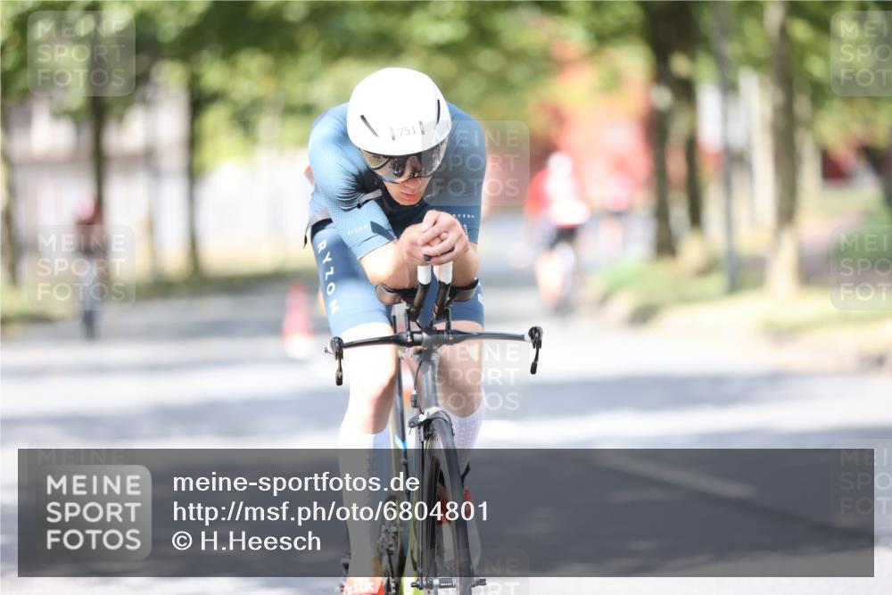 11.08.2024 - GEWOBA Citytriathlon Bremen H.Heesch http://msf.ph/oto/6804801 11.08.2024 12:09:40 Radfahren 751, 988, 1027 meine-sportfotos.de