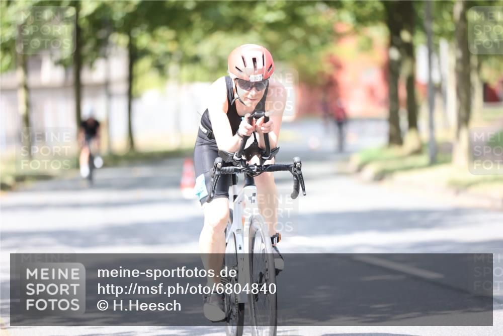 11.08.2024 - GEWOBA Citytriathlon Bremen H.Heesch http://msf.ph/oto/6804840 11.08.2024 12:09:44 Radfahren 751, 908, 988, 1027 meine-sportfotos.de