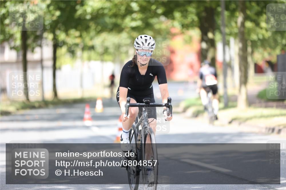 11.08.2024 - GEWOBA Citytriathlon Bremen H.Heesch http://msf.ph/oto/6804857 11.08.2024 12:09:49 Radfahren 751, 908, 988, 1027 meine-sportfotos.de