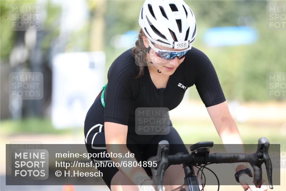 11.08.2024 - GEWOBA Citytriathlon Bremen H.Heesch http://msf.ph/oto/6804895 11.08.2024 12:09:49 Radfahren 751, 908, 988, 1027 meine-sportfotos.de