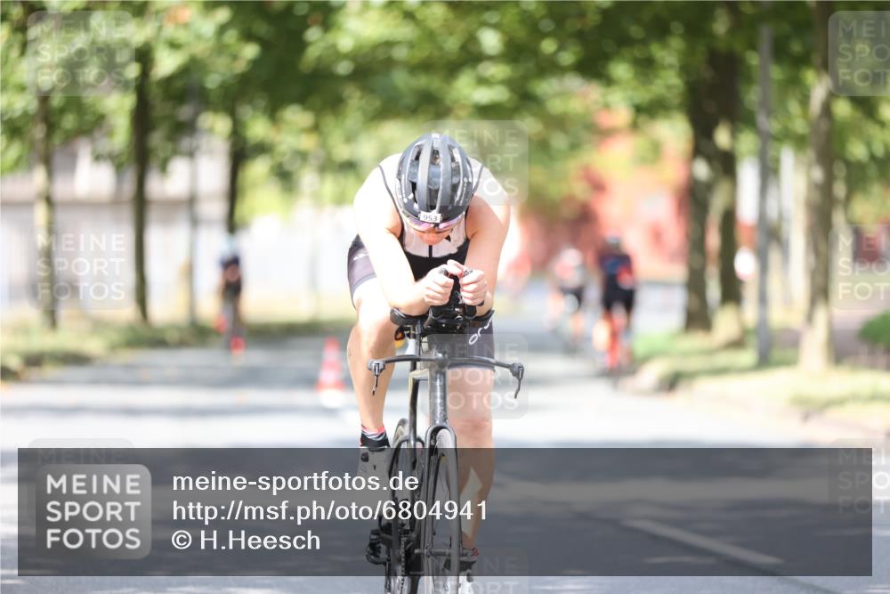 11.08.2024 - GEWOBA Citytriathlon Bremen H.Heesch http://msf.ph/oto/6804941 11.08.2024 12:10:16 Radfahren 945, 953, 971 meine-sportfotos.de