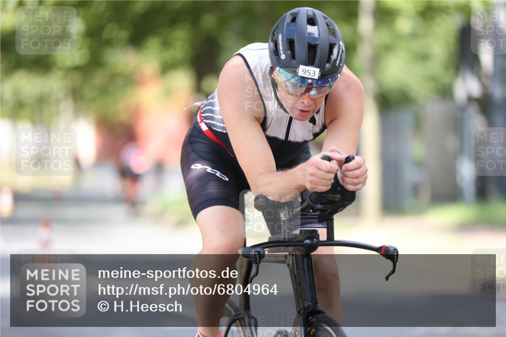 11.08.2024 - GEWOBA Citytriathlon Bremen H.Heesch http://msf.ph/oto/6804964 11.08.2024 12:10:16 Radfahren 945, 953, 971 meine-sportfotos.de