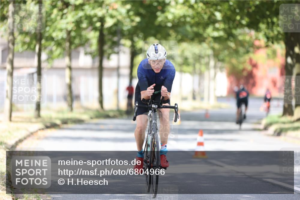 11.08.2024 - GEWOBA Citytriathlon Bremen H.Heesch http://msf.ph/oto/6804966 11.08.2024 12:10:21 Radfahren 804, 945, 953, 971 meine-sportfotos.de