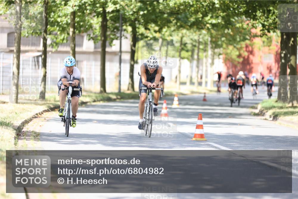11.08.2024 - GEWOBA Citytriathlon Bremen H.Heesch http://msf.ph/oto/6804982 11.08.2024 12:19:40 Radfahren 906, 942, 956, 974, 996, 1033 meine-sportfotos.de