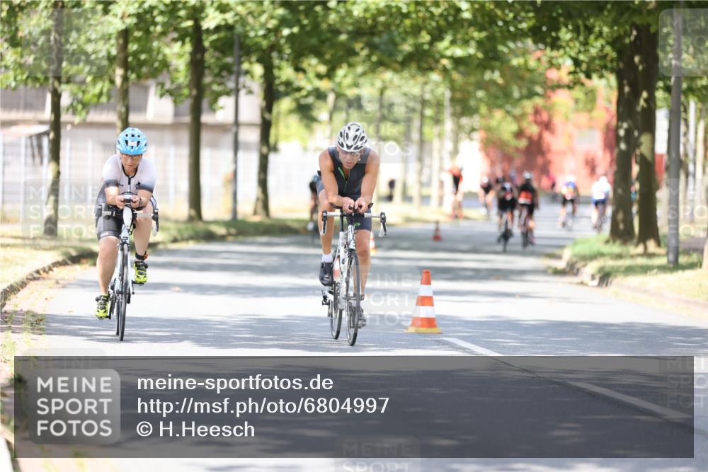 11.08.2024 - GEWOBA Citytriathlon Bremen H.Heesch http://msf.ph/oto/6804997 11.08.2024 12:19:40 Radfahren 906, 942, 956, 974, 996, 1033 meine-sportfotos.de