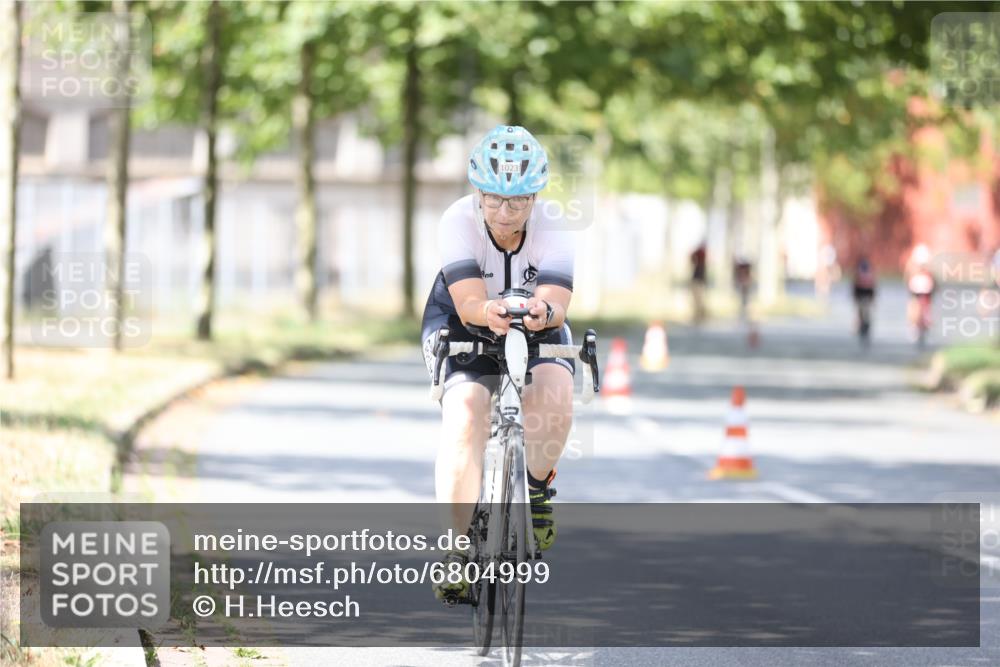 11.08.2024 - GEWOBA Citytriathlon Bremen H.Heesch http://msf.ph/oto/6804999 11.08.2024 12:19:41 Radfahren 906, 942, 956, 974, 996, 1033 meine-sportfotos.de