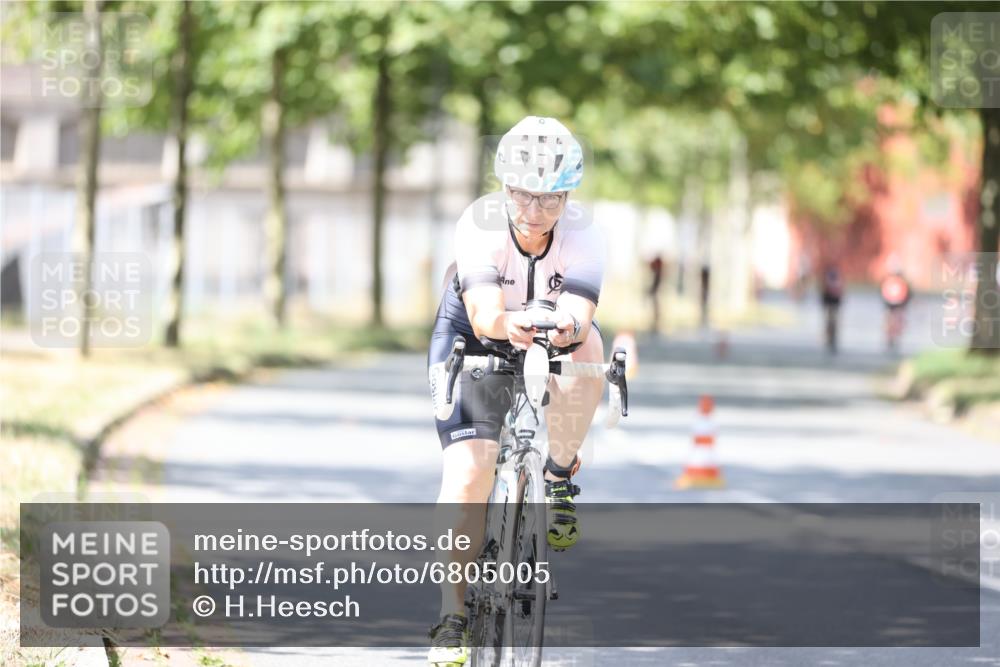 11.08.2024 - GEWOBA Citytriathlon Bremen H.Heesch http://msf.ph/oto/6805005 11.08.2024 12:19:41 Radfahren 906, 942, 956, 974, 996, 1033 meine-sportfotos.de