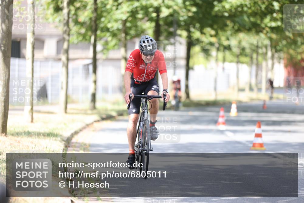 11.08.2024 - GEWOBA Citytriathlon Bremen H.Heesch http://msf.ph/oto/6805011 11.08.2024 12:10:27 Radfahren 745, 804, 878, 945, 971 meine-sportfotos.de