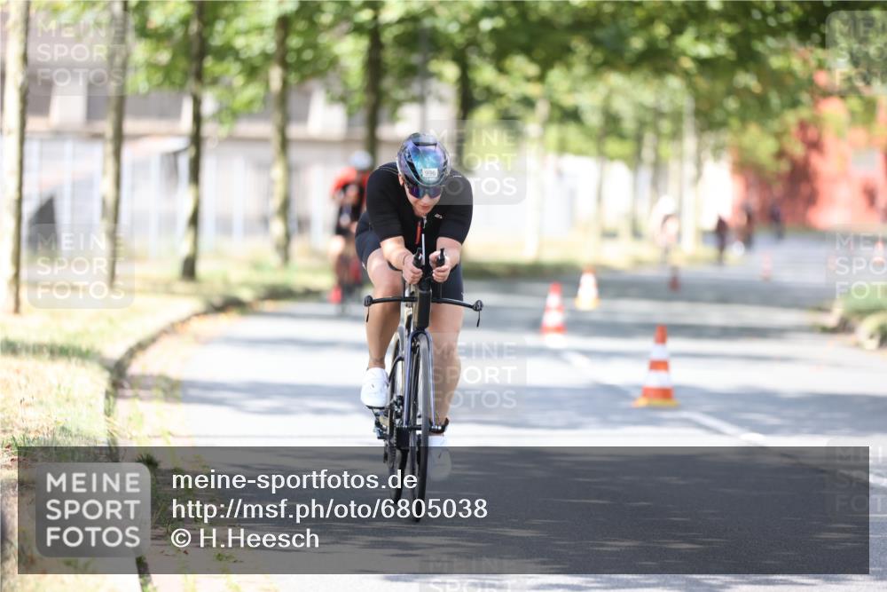 11.08.2024 - GEWOBA Citytriathlon Bremen H.Heesch http://msf.ph/oto/6805038 11.08.2024 12:19:46 Radfahren 906, 942, 956, 974, 996, 1040 meine-sportfotos.de