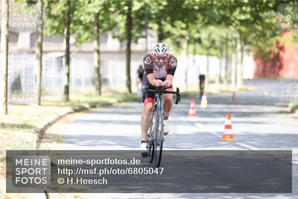 11.08.2024 - GEWOBA Citytriathlon Bremen H.Heesch http://msf.ph/oto/6805047 11.08.2024 12:10:31 Radfahren 745, 804, 878, 945, 971 meine-sportfotos.de
