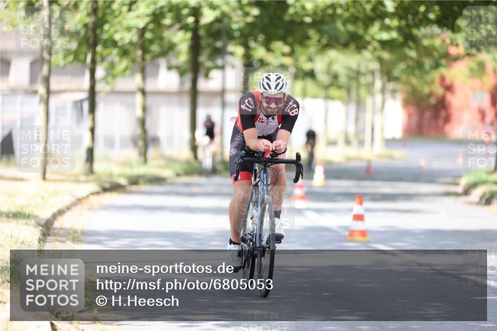11.08.2024 - GEWOBA Citytriathlon Bremen H.Heesch http://msf.ph/oto/6805053 11.08.2024 12:10:31 Radfahren 745, 804, 878, 945, 971 meine-sportfotos.de