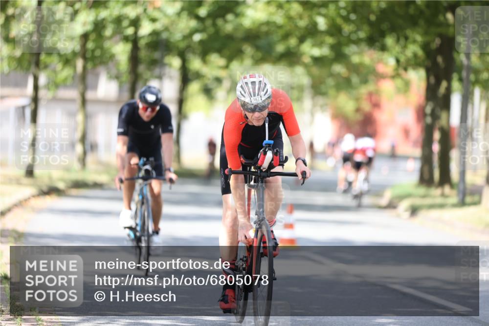 11.08.2024 - GEWOBA Citytriathlon Bremen H.Heesch http://msf.ph/oto/6805078 11.08.2024 12:19:49 Radfahren 845, 877, 906, 942, 974, 996, 1040 meine-sportfotos.de