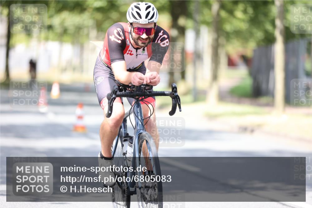 11.08.2024 - GEWOBA Citytriathlon Bremen H.Heesch http://msf.ph/oto/6805083 11.08.2024 12:10:32 Radfahren 745, 804, 878, 945, 971 meine-sportfotos.de