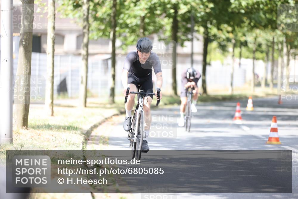 11.08.2024 - GEWOBA Citytriathlon Bremen H.Heesch http://msf.ph/oto/6805085 11.08.2024 12:10:36 Radfahren 745, 804, 878, 945 meine-sportfotos.de