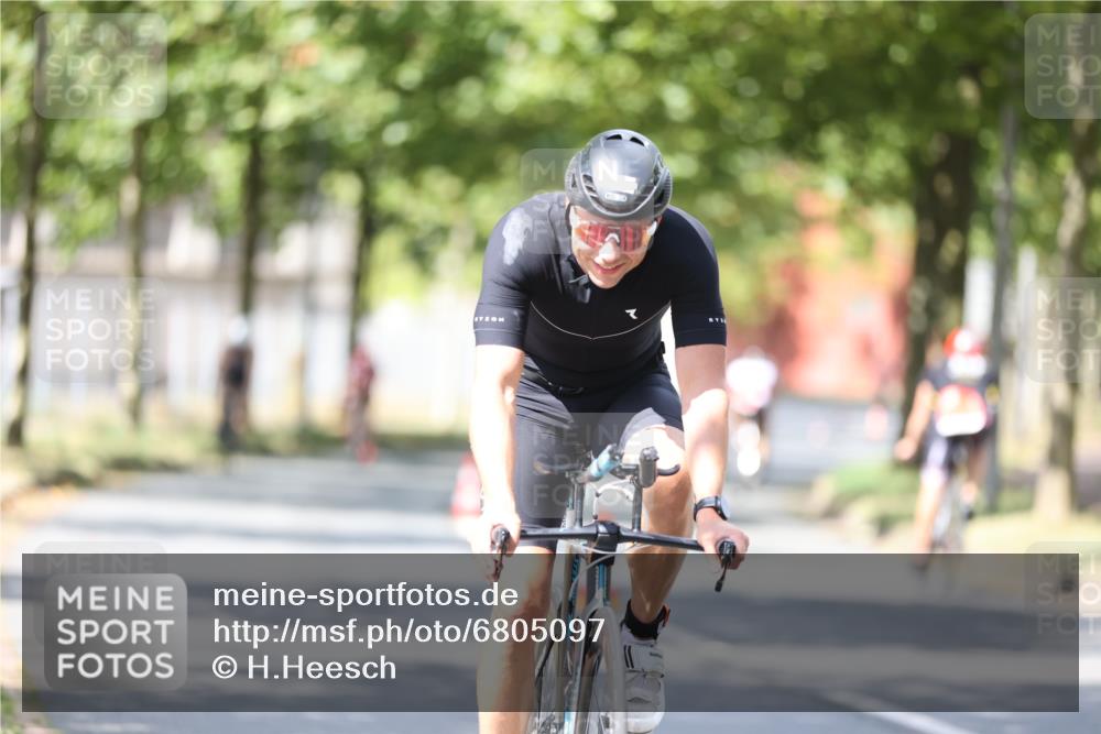 11.08.2024 - GEWOBA Citytriathlon Bremen H.Heesch http://msf.ph/oto/6805097 11.08.2024 12:19:50 Radfahren 783, 845, 877, 906, 942, 974, 996, 1040 meine-sportfotos.de