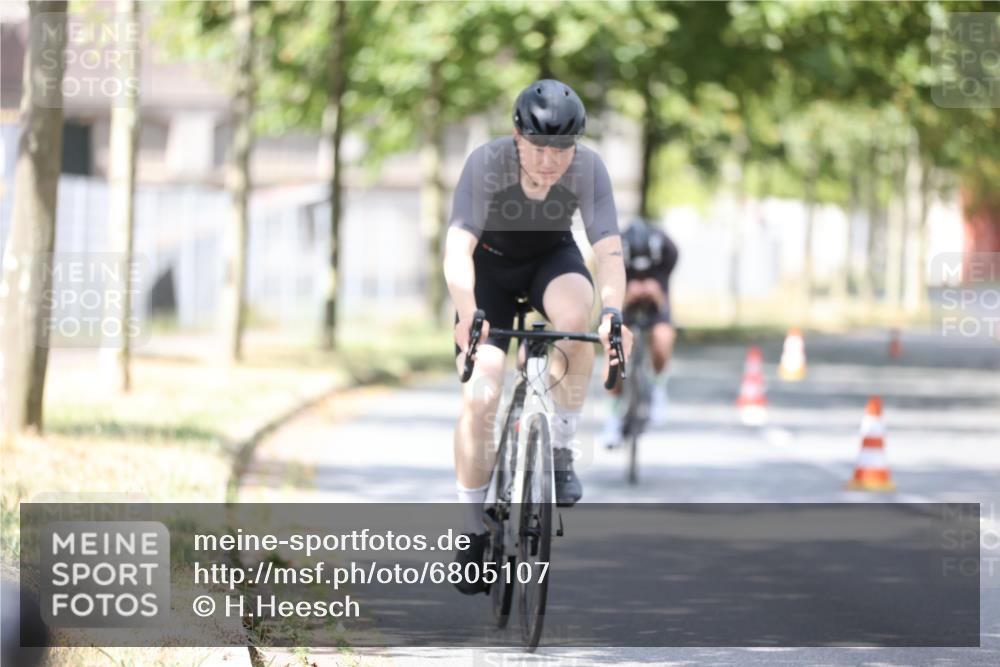 11.08.2024 - GEWOBA Citytriathlon Bremen H.Heesch http://msf.ph/oto/6805107 11.08.2024 12:10:36 Radfahren 745, 804, 878, 945 meine-sportfotos.de