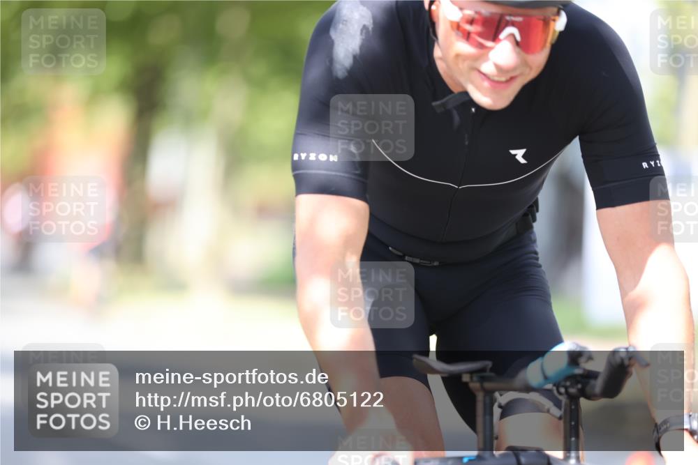 11.08.2024 - GEWOBA Citytriathlon Bremen H.Heesch http://msf.ph/oto/6805122 11.08.2024 12:19:51 Radfahren 783, 845, 877, 906, 926, 942, 974, 996, 1040 meine-sportfotos.de
