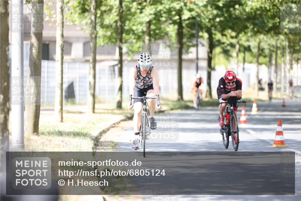 11.08.2024 - GEWOBA Citytriathlon Bremen H.Heesch http://msf.ph/oto/6805124 11.08.2024 12:19:54 Radfahren 783, 845, 877, 906, 926, 942, 974, 996, 1040 meine-sportfotos.de