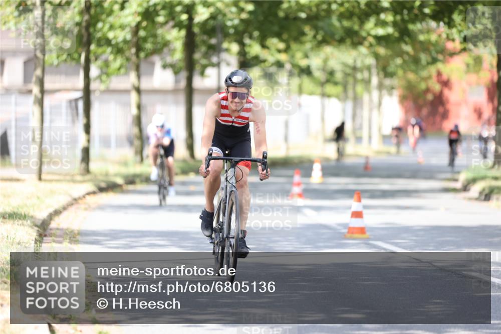 11.08.2024 - GEWOBA Citytriathlon Bremen H.Heesch http://msf.ph/oto/6805136 11.08.2024 12:10:54 Radfahren 824, 856, 876, 992, 1016 meine-sportfotos.de