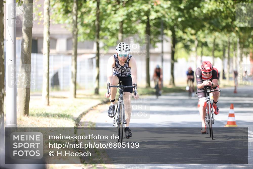 11.08.2024 - GEWOBA Citytriathlon Bremen H.Heesch http://msf.ph/oto/6805139 11.08.2024 12:19:54 Radfahren 783, 845, 877, 906, 926, 942, 974, 996, 1040 meine-sportfotos.de