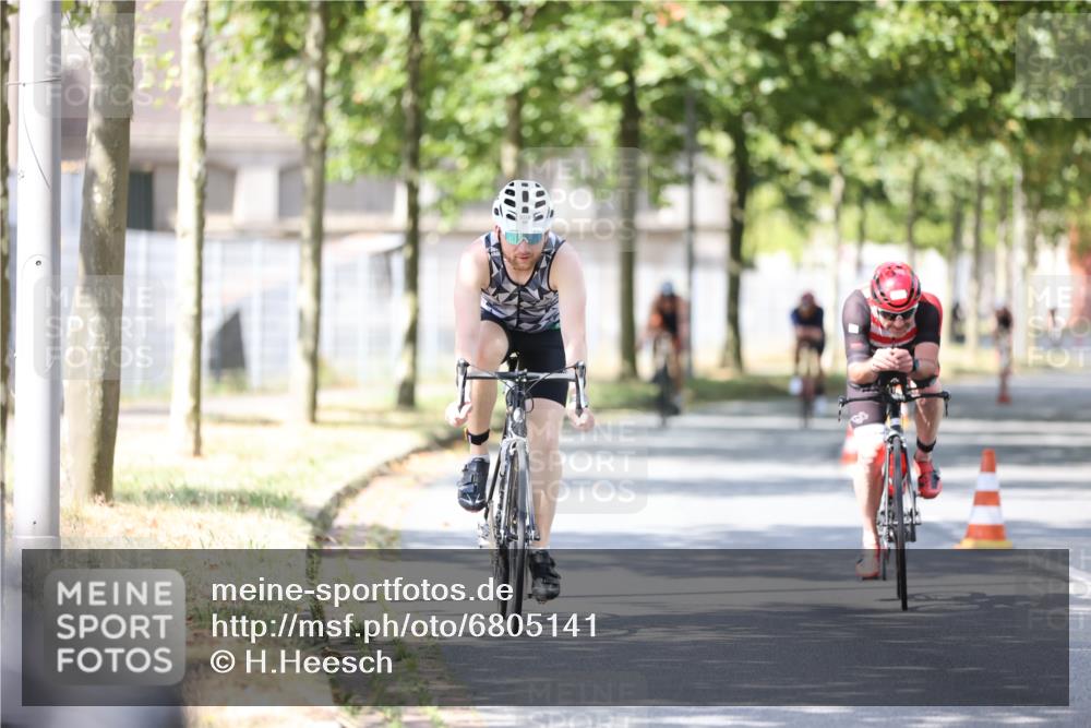 11.08.2024 - GEWOBA Citytriathlon Bremen H.Heesch http://msf.ph/oto/6805141 11.08.2024 12:19:55 Radfahren 783, 845, 877, 906, 926, 942, 996, 1040 meine-sportfotos.de