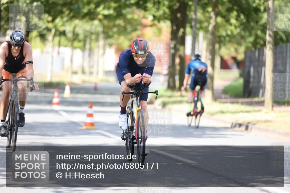 11.08.2024 - GEWOBA Citytriathlon Bremen H.Heesch http://msf.ph/oto/6805171 11.08.2024 12:19:59 Radfahren 770, 783, 845, 877, 906, 911, 926, 942, 1040 meine-sportfotos.de