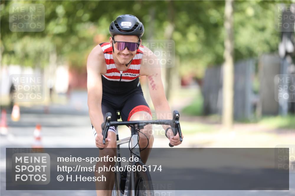 11.08.2024 - GEWOBA Citytriathlon Bremen H.Heesch http://msf.ph/oto/6805174 11.08.2024 12:10:54 Radfahren 824, 856, 876, 992, 1016 meine-sportfotos.de
