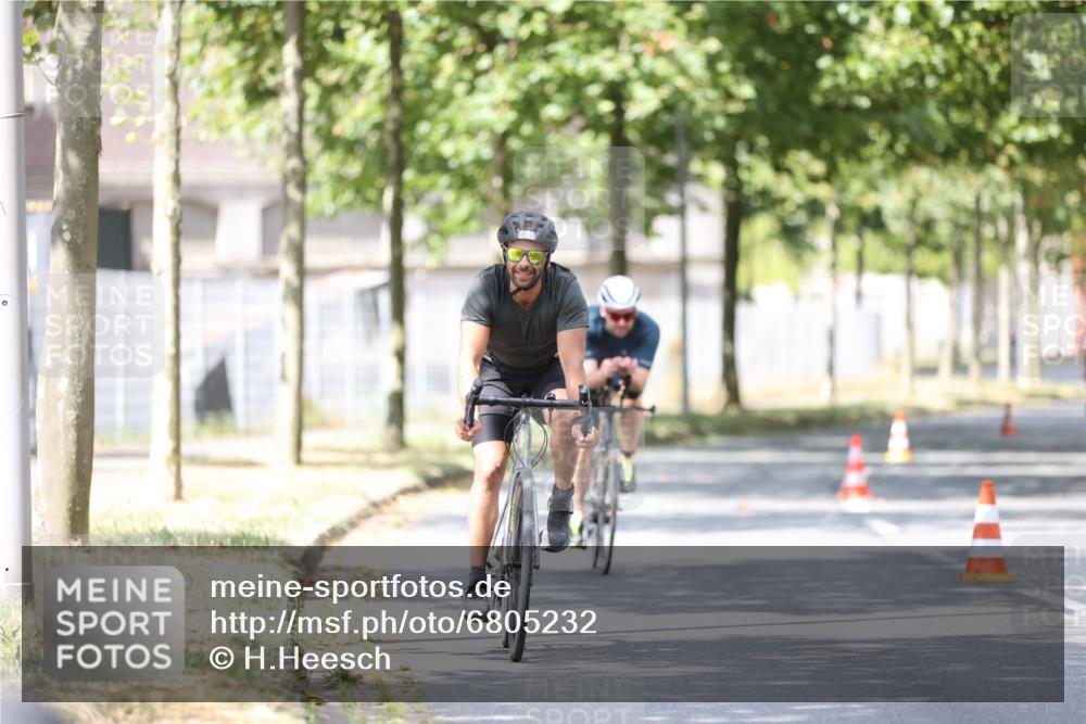 11.08.2024 - GEWOBA Citytriathlon Bremen H.Heesch http://msf.ph/oto/6805232 11.08.2024 12:11:02 Radfahren 824, 856, 876, 992, 1016 meine-sportfotos.de