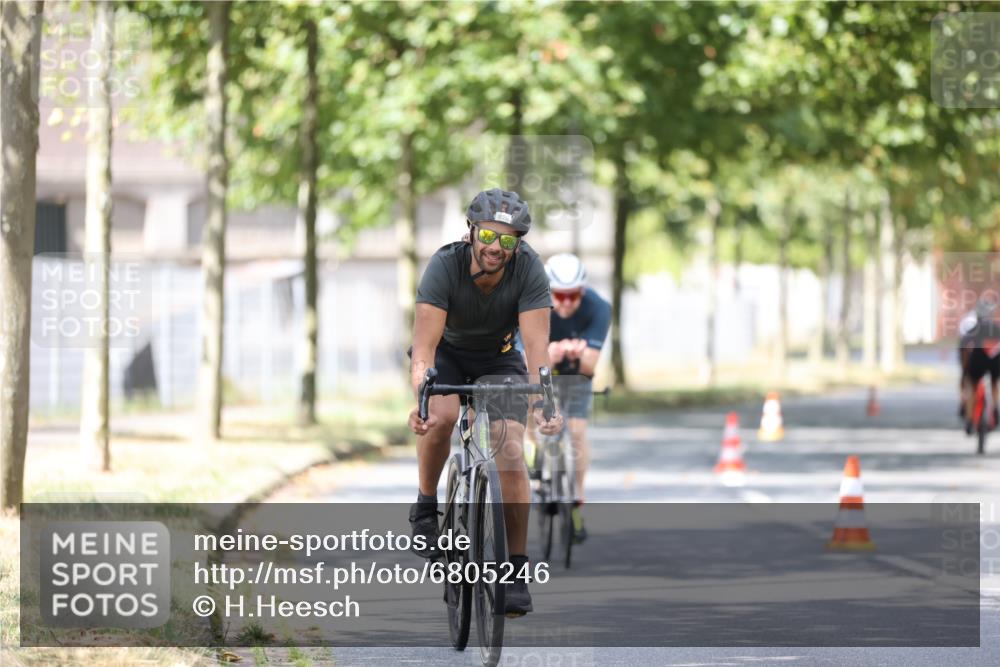 11.08.2024 - GEWOBA Citytriathlon Bremen H.Heesch http://msf.ph/oto/6805246 11.08.2024 12:11:02 Radfahren 824, 856, 876, 992, 1016 meine-sportfotos.de